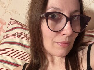 camwhore fingering shaved pussy AlanyssLyon