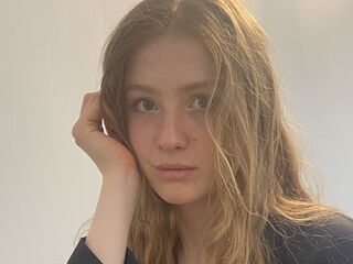 naked camgirl masturbating with vibrator AuraTyce