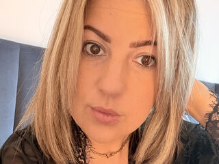 beautiful webcamgirl BelleWarick