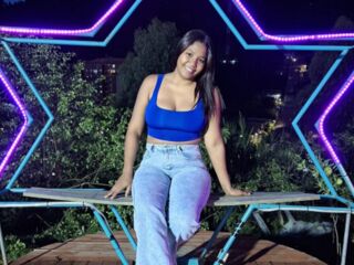 masturbating camgirl EmiVoss