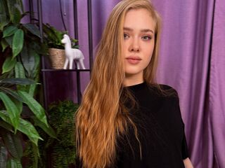 naked girl with webcam fingering pussy JuliMiu