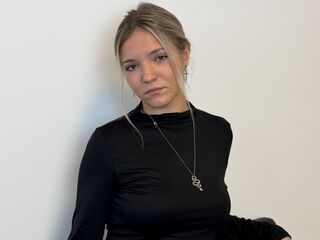cam girl playing with vibrator KeiraTullier