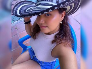 girl showing tits LauraPhol