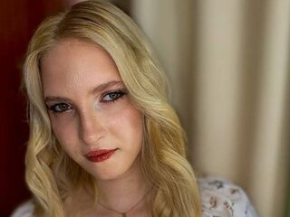 camgirl playing with dildo LawandaTelle
