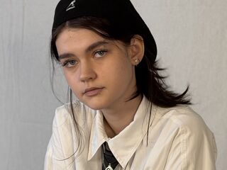 cam whore LeannMolineaux