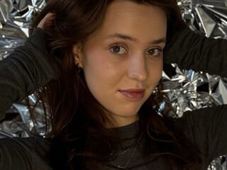 camgirl fingering shaved pussy MabelleBoulter