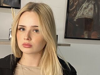 camgirl masturbating with dildo MarnieRhyner