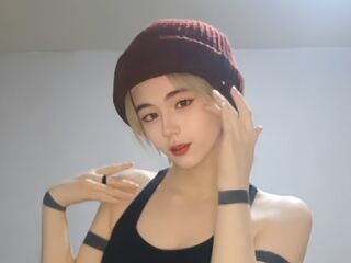 topless camgirl RoxannCobio