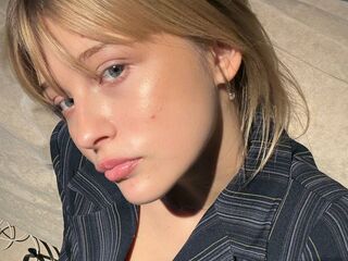 cam girl fingering pussy SoledadMadon