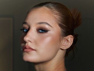 naughty cam girl fingering shaved pussy VerniaGrenon